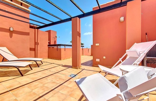 Mar de Cristal Apartamento | Ático. Internet gratis, terraza, piscina comunitaria.