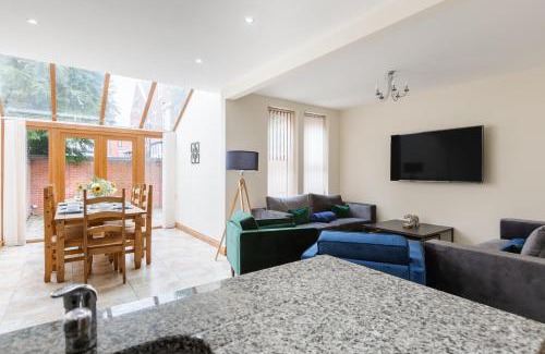 Preston Casa | Albert - 5 Bedrooms Sleeps 11 Parking Wi-Fi Contractors