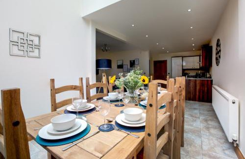 Preston Casa | Albert - 5 Bedrooms Sleeps 11 Parking Wi-Fi Contractors