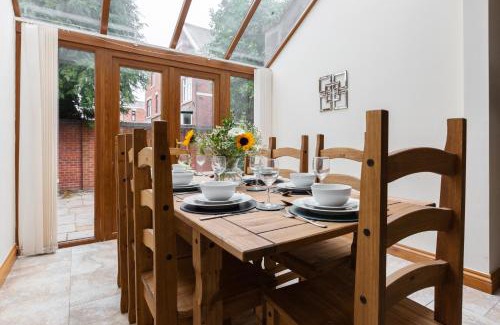 Preston Casa | Albert - 5 Bedrooms Sleeps 11 Parking Wi-Fi Contractors