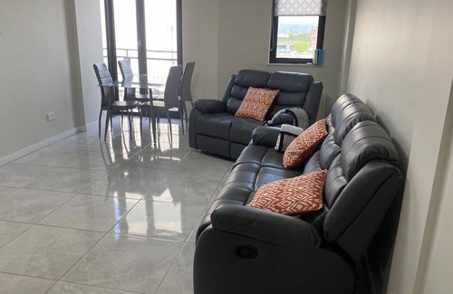 Cathedral Quarter Apartamento | Albert Clock/ Customs House Square. 2 Bed, Parking.