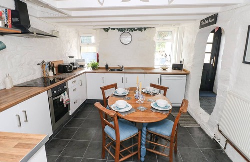 Brynamman Casa | ALBERT HOUSE, pet friendly, character holiday cottage in Brynamman