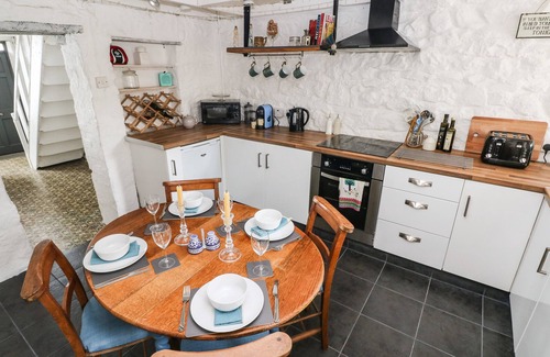 Brynamman Casa | ALBERT HOUSE, pet friendly, character holiday cottage in Brynamman