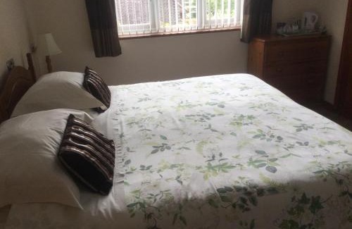 New Forest District Cama Y Desayuno | Albertine ,A warm welcome awaits you ,Offering room only or bed and breakfast ,Ideal location for Solent Way ,High Street ,Isle of Wight ,New Forest