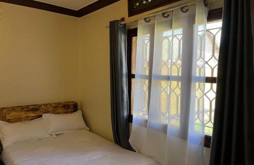 Central Kampala Cama Y Desayuno | Albertine Vacations Cottages