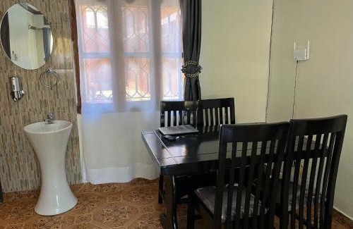 Central Kampala Cama Y Desayuno | Albertine Vacations Cottages