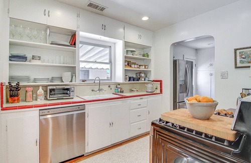Nob Hill Cabaña | Albuquerque Adobe Cottage: Yard, Walkable Area