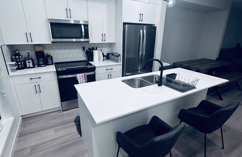 Southeast Edmonton Apartamento | Pool Table | Ping-Pong | Family and Pet Friendly