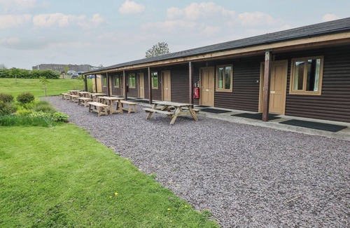 Cowbridge Cabaña | ALDER, romantic, country holiday cottage, with a garden in Cowbridge