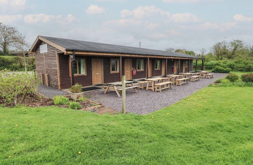 Cowbridge Cabaña | ALDER, romantic, country holiday cottage, with a garden in Cowbridge