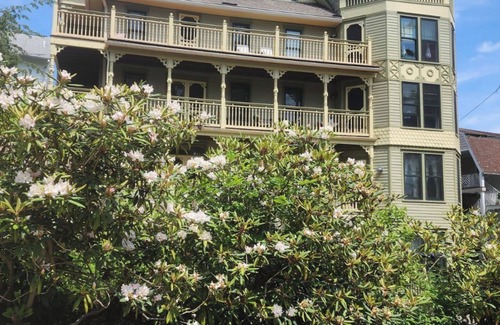 Chautauqua Condominio | Aldine Bowman Suite STUNNING updated 2-bdrm w/lake views in the heart of CHQ!