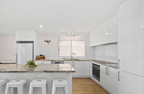 Aldinga Beach Casa | Aldinga Rose ~ Aldinga Beach - Homely Family Entertainer, 200m from the Beach ~ C21