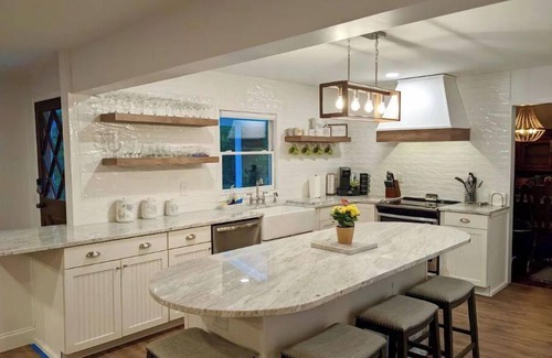 Clarkesville Casa | Alec Mountain Retreat-w/ fresh blueberries for the picking & a dream kitchen!