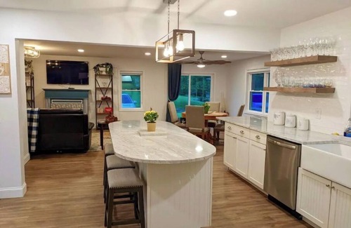 Clarkesville Casa | Alec Mountain Retreat-w/ fresh blueberries for the picking & a dream kitchen!