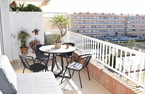Blanes Apartamento | Alegre apto con piscina, a 300m de la playa.