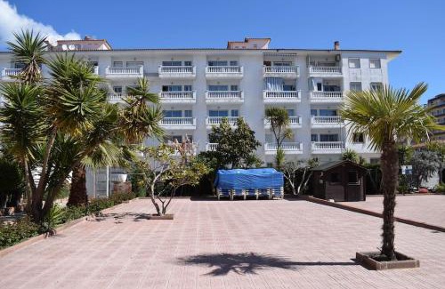 Blanes Apartamento | Alegre apto con piscina, a 300m de la playa.