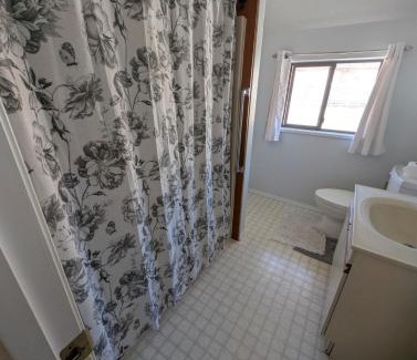 Alert Bay Apartamento | Alert Bay, Spacious Executive Suite with Panoramic Ocean Views