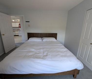 Alert Bay Apartamento | Alert Bay, Spacious Executive Suite with Panoramic Ocean Views