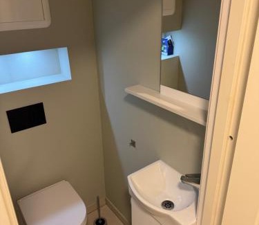 Alesund Apartamento | Alesund bedroom with shared shower