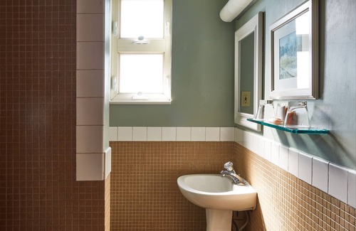 Gayborhood Hotel | Alexander Inn