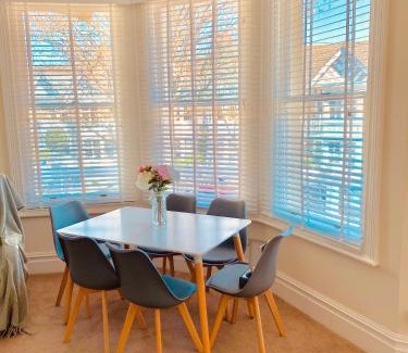 Worthing Apartamento | Alexandra Beach Haven - with parking