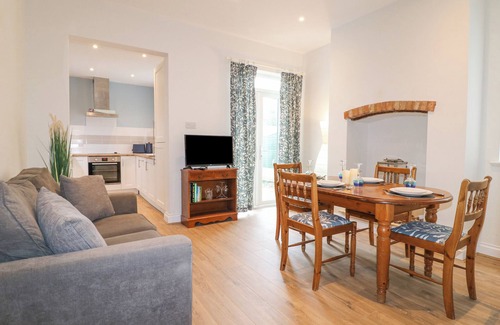 Alfreton Cabaña | ALFRETON COTTAGE, pet friendly, with a garden in Alfreton