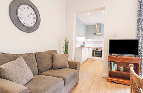 Alfreton Cabaña | ALFRETON COTTAGE, pet friendly, with a garden in Alfreton