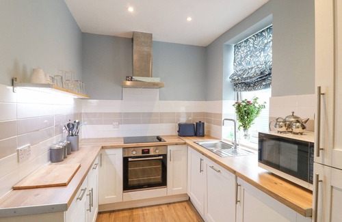Alfreton Cabaña | ALFRETON COTTAGE, pet friendly, with a garden in Alfreton