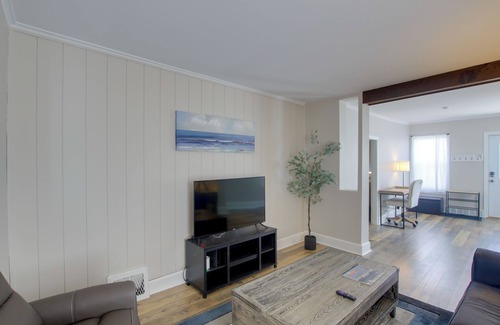 Algoma Casa | Algoma Retreat w/ Deck: Walk to Lake Michigan!