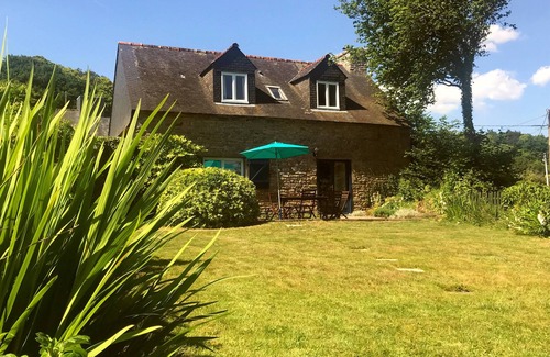 Ploerdut Casa | Alice cottage – lovely Breton house – log fire, shared pool, private garden