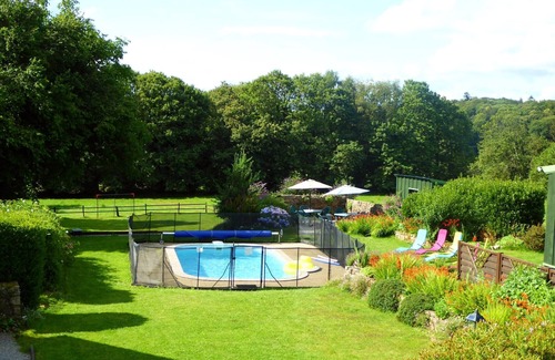 Ploerdut Casa | Alice cottage – lovely Breton house – log fire, shared pool, private garden