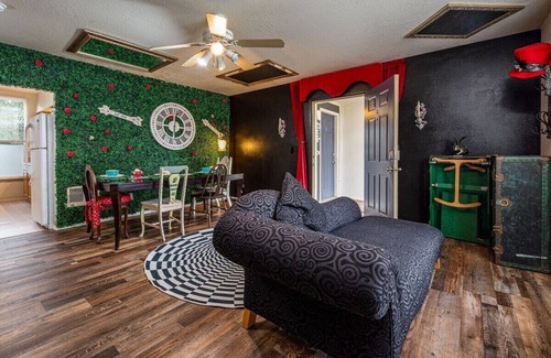 Northeast Neighbors Apartamento | Alice- The Wonderland Experience
