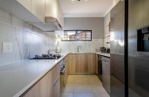 Greater Johannesburg Metropolitan Area Apartamento | #AlimamaSpaces Thando's Waterfalls Villa