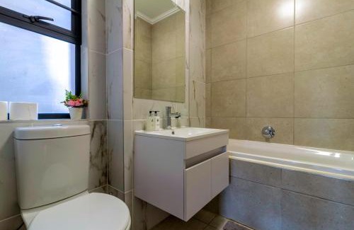 Greater Johannesburg Metropolitan Area Apartamento | #AlimamaSpaces Thando's Waterfalls Villa