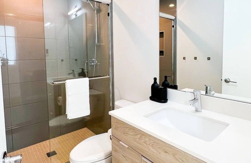 North Admiral Casa | Alki Beach Townhome A/C rooftop deck kids-friendly!