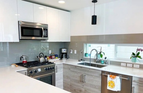 North Admiral Casa | Alki Beach Townhome A/C rooftop deck kids-friendly!