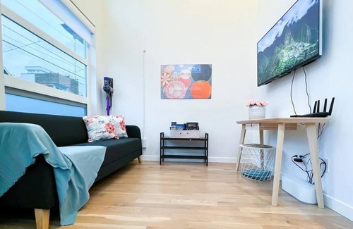 North Admiral Casa | Alki Beach Townhome A/C rooftop deck kids-friendly!