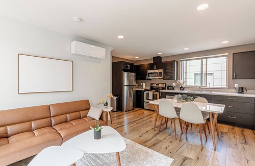 North Admiral Casa | Alki Home w Parking, Fast WiFi, Steps to the Beach