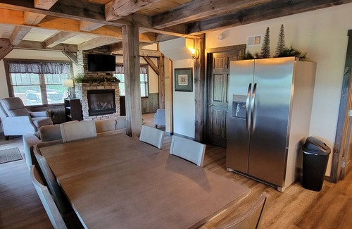Ohiopyle Cabina | All About The View | 2BR, 1BA, Hot Tub, Fireplace