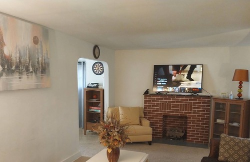 Kettering Cabaña | All Brick Cottage- Quiet, Comfortable Close to UD , Downtown & WPAFB