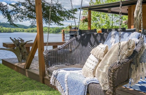 Papineau Regional County Municipality Chalet De Esquí | All Decked Out: Stunning Hot Tub View