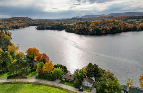 Papineau Regional County Municipality Chalet De Esquí | All Decked Out: Stunning Hot Tub View