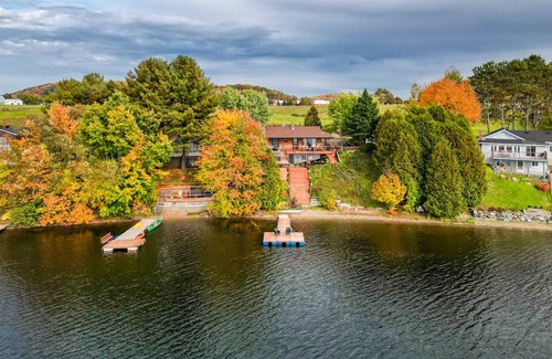 Papineau Regional County Municipality Chalet De Esquí | All Decked Out: Stunning Hot Tub View