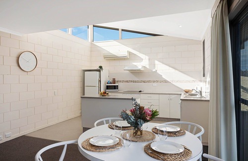 Merimbula Apartamento | All Decked Out: 2 bedroom pet friendly apartment