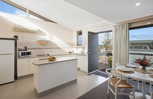 Merimbula Apartamento | All Decked Out: 2 bedroom pet friendly apartment
