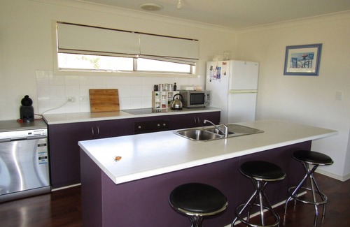 Para Wurlie Casa | All Decked Out in Turton, 3 bedroom holiday home short walk to beach!