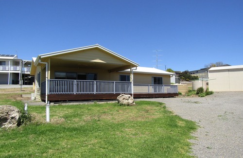 Para Wurlie Casa | All Decked Out in Turton, 3 bedroom holiday home short walk to beach!