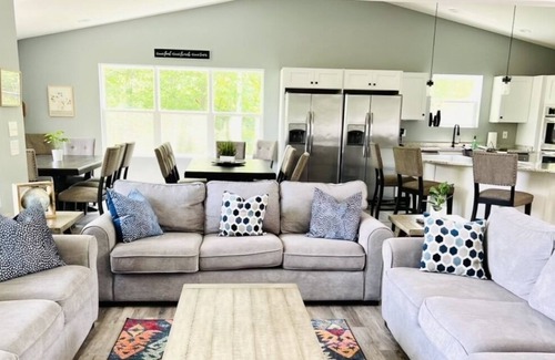 Lakeside Estates Casa | ALL DECKED OUT- New Lake View Home. Private Dock. Hot Tub. Golf Cart