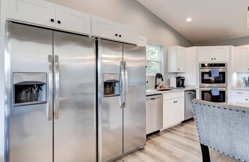 Lakeside Estates Casa | ALL DECKED OUT- New Lake View Home. Private Dock. Hot Tub. Golf Cart
