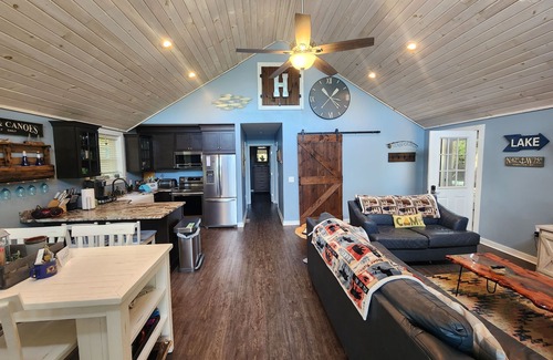 Hamilton Casa | All Decked Out-NEW Lakefront!-Sleeps 6-Close to Colgate!